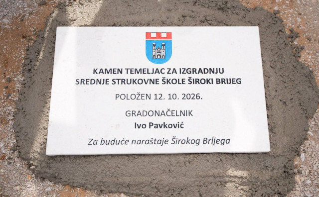 U nekadašnjoj Duhanskoj stanici položen je kamen temeljac za novu Srednju strukovnu školu Široki Brijeg, planiranu za 700 učenika u jednoj smjeni.