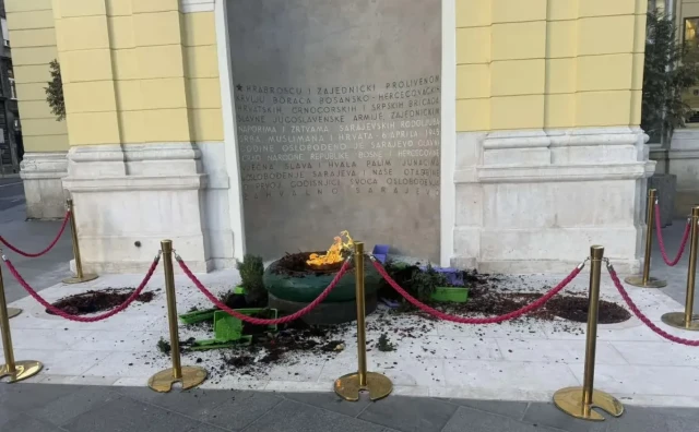 Devastiran spomenik 'Vječna vatra' u Sarajevu, oglasili se iz grada
