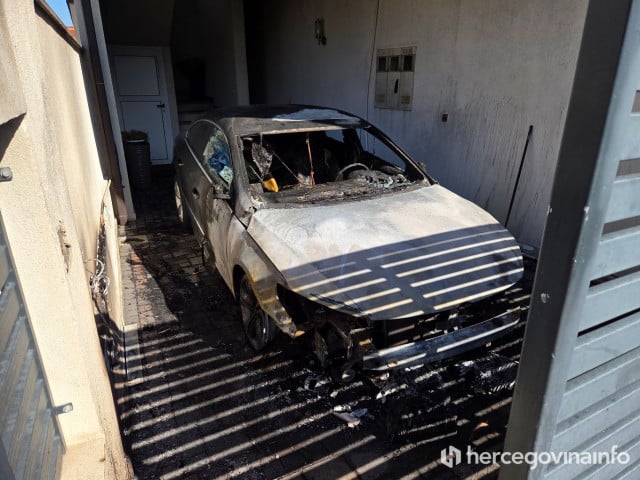 Evo kako izgleda automobil koji je noćas gorio na Rudniku u Mostaru